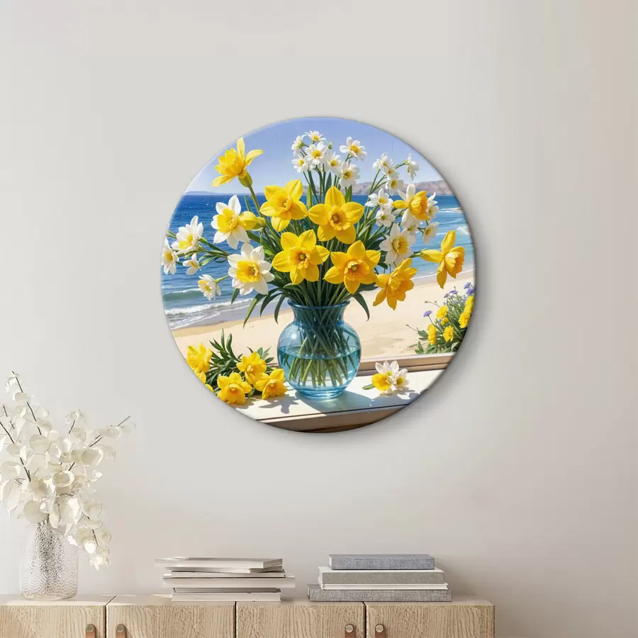 carta da parati Un mazzo di narcisi gialli e margherite bianche in un vaso di vetro su un davanzale con vista sulla spiaggia e sull'oceano nr. r40171
