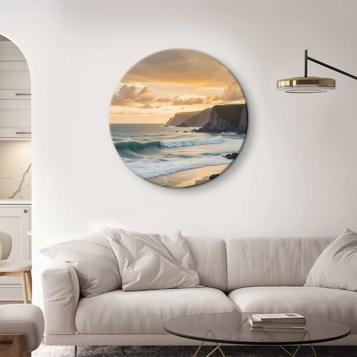 Quadri rotondi Un paesaggio costiero panoramico con scogliere spettacolari, onde che si infrangono e un cielo colorato al tramonto r40176