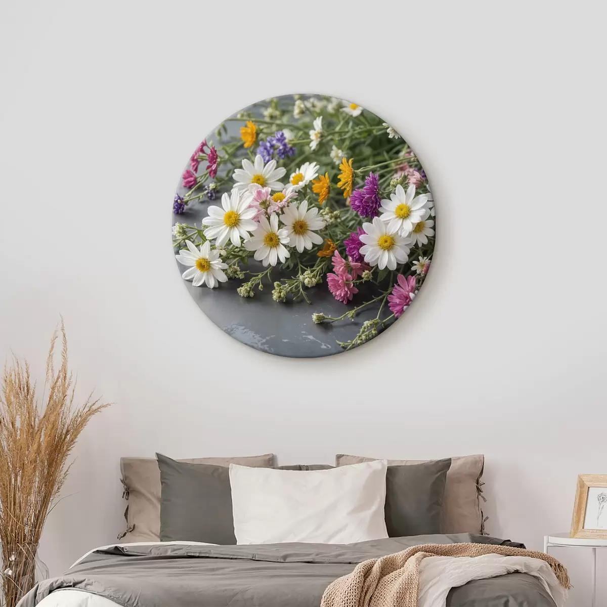 Quadri rotondi Un bouquet di fiori selvatici colorati tra cui margherite, denti di leone e fiori rosa su uno sfondo grigio r40389