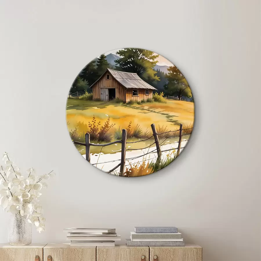 carta da parati Una vecchia casa di legno in un ambiente rurale di campagna, circondata da un campo erboso, pini e montagne nr. r40394