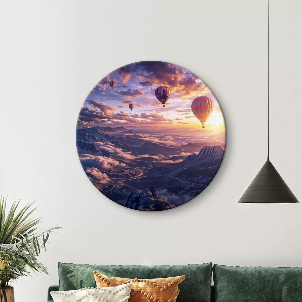 Quadri rotondi Mongolfiere che sorvolano un paesaggio montuoso al tramonto, con nuvole e colori vivaci nel cielo r40397