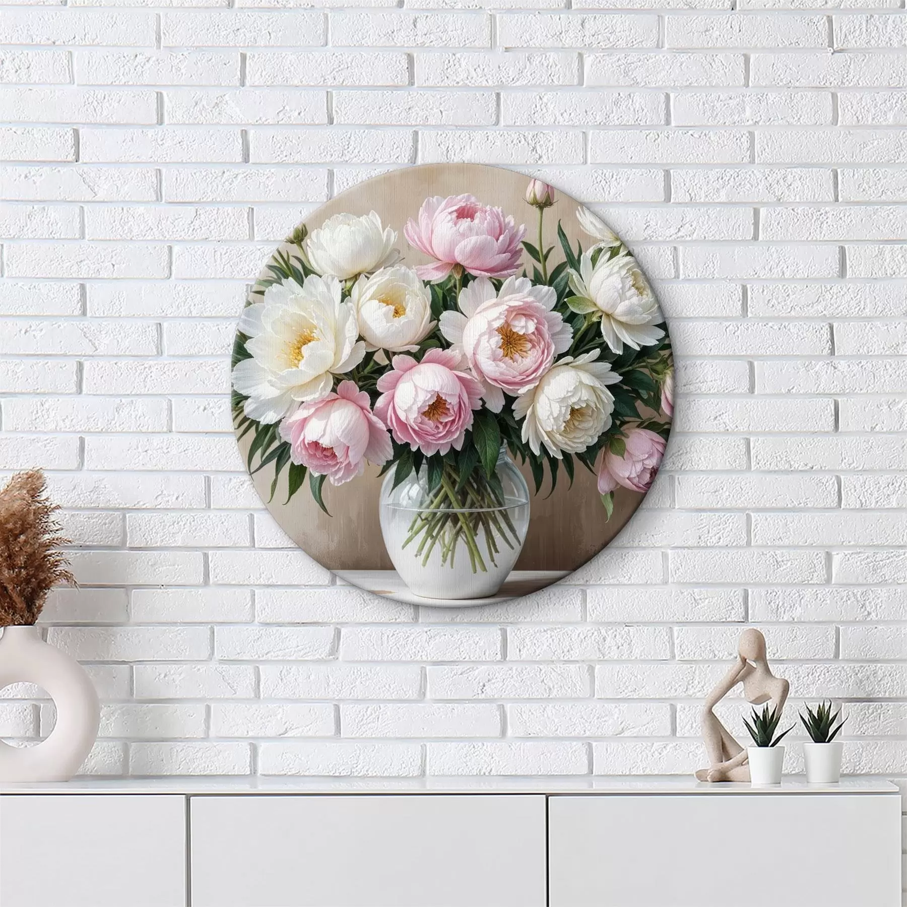 carta da parati Un bouquet di bellissime peonie rosa e bianche in un vaso di vetro, disposto su una superficie di legno nr. r40398