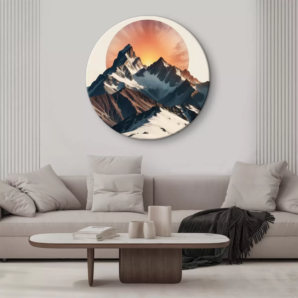 Quadri rotondi Cime montuose contro un vibrante cielo al tramonto, con un grande sole sullo sfondo del paesaggio r38766