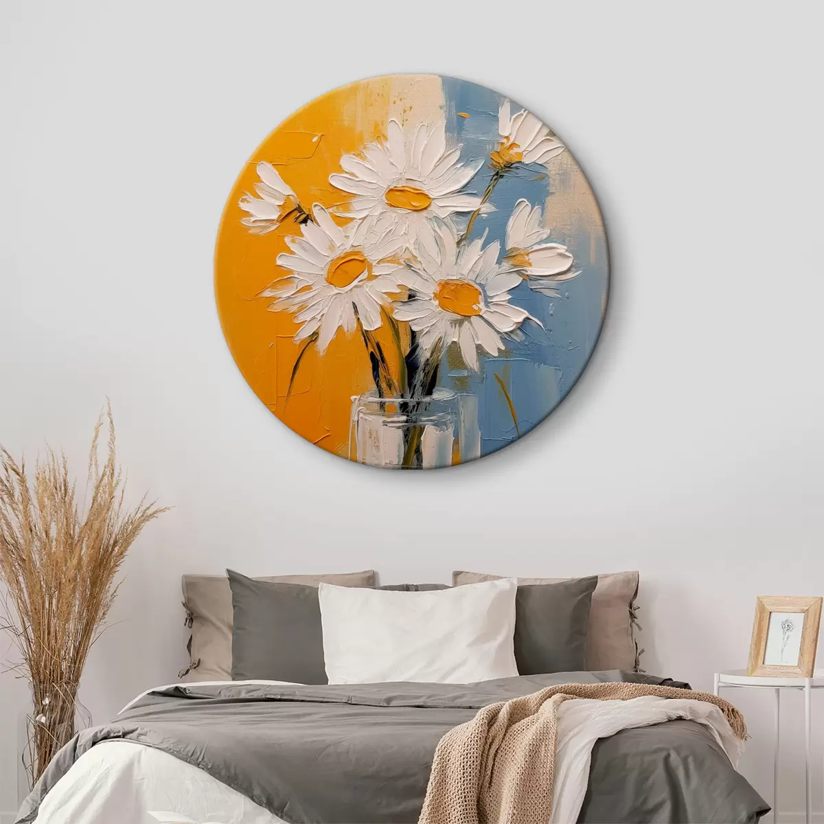 Quadri rotondi Margherite bianche in un vaso di vetro su sfondo blu e giallo, imitazione della pittura a olio, tratti grandi r38907