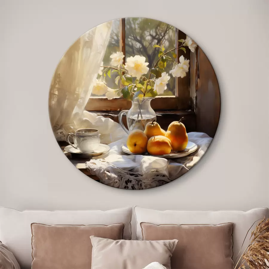 carta da parati Natura morta rustica di pere mature gialle su un piatto su un tavolo vicino alla finestra, rose bianche in una brocca di vetro, tende di pizzo bianco nr. r39129