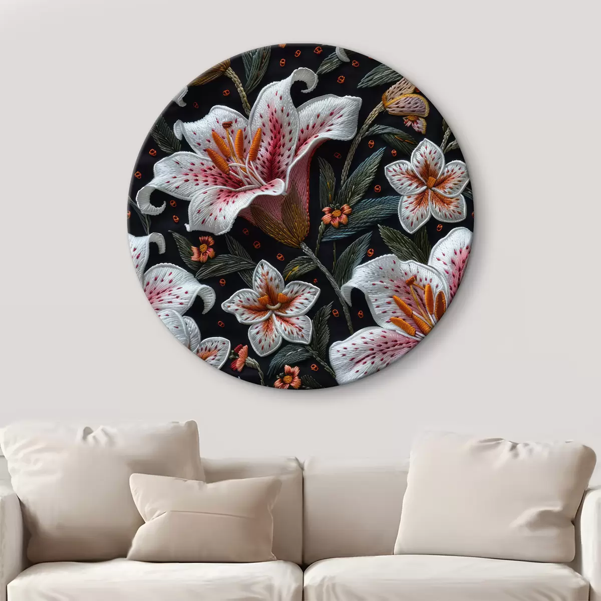 Quadri rotondi Ricamo Stumpwork: gigli in fiore in filo nero su tessuto decorato con una tavolozza di due colori r39649