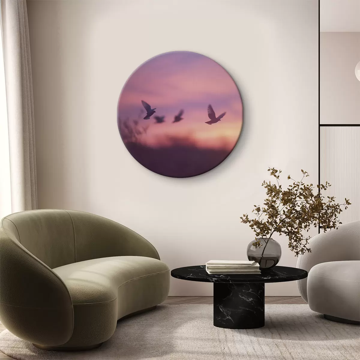 Quadri rotondi Uccelli in volo, cielo al tramonto viola, paesaggio naturale, cinematografico r39972