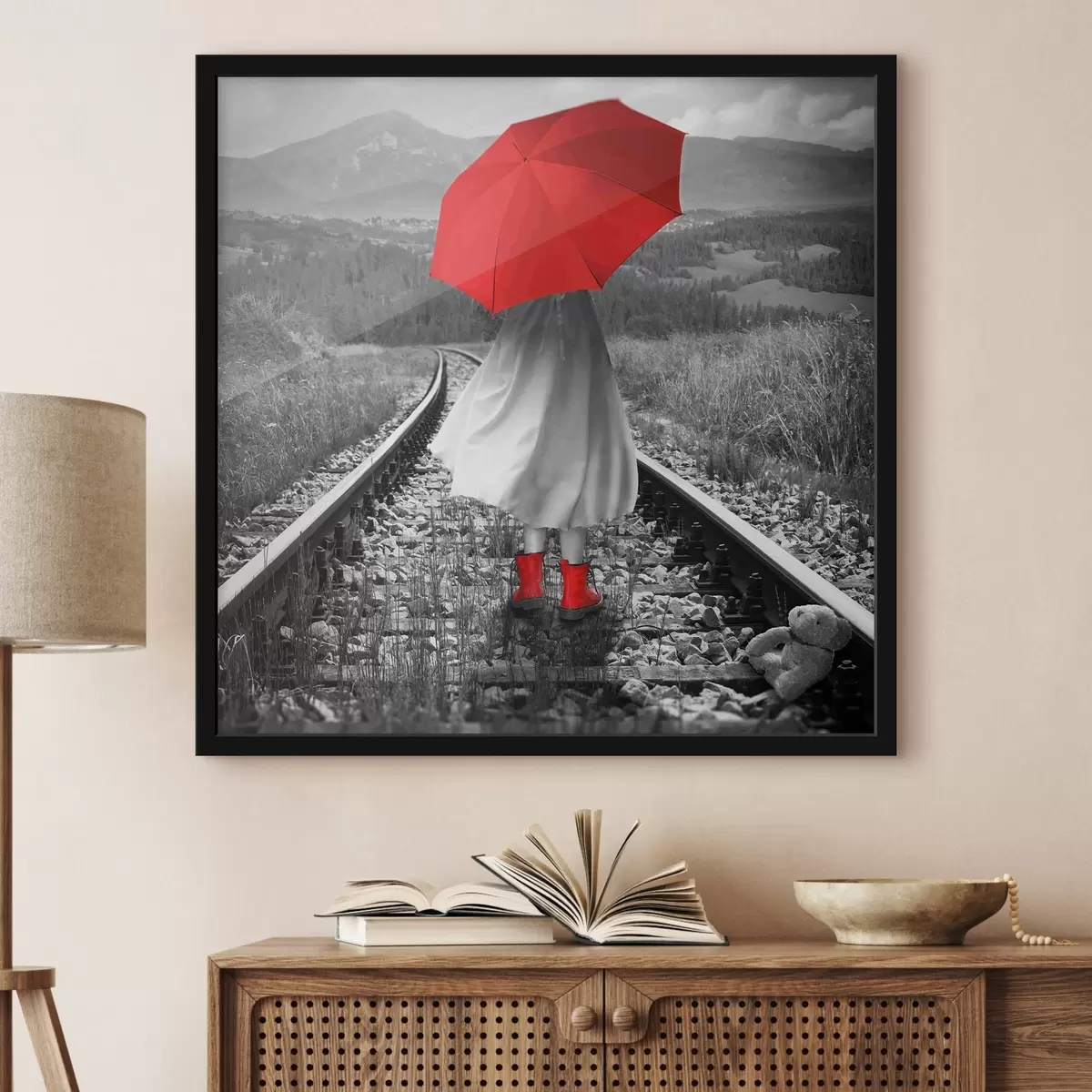 Poster Persona con ombrello rosso sui binari del treno f37301