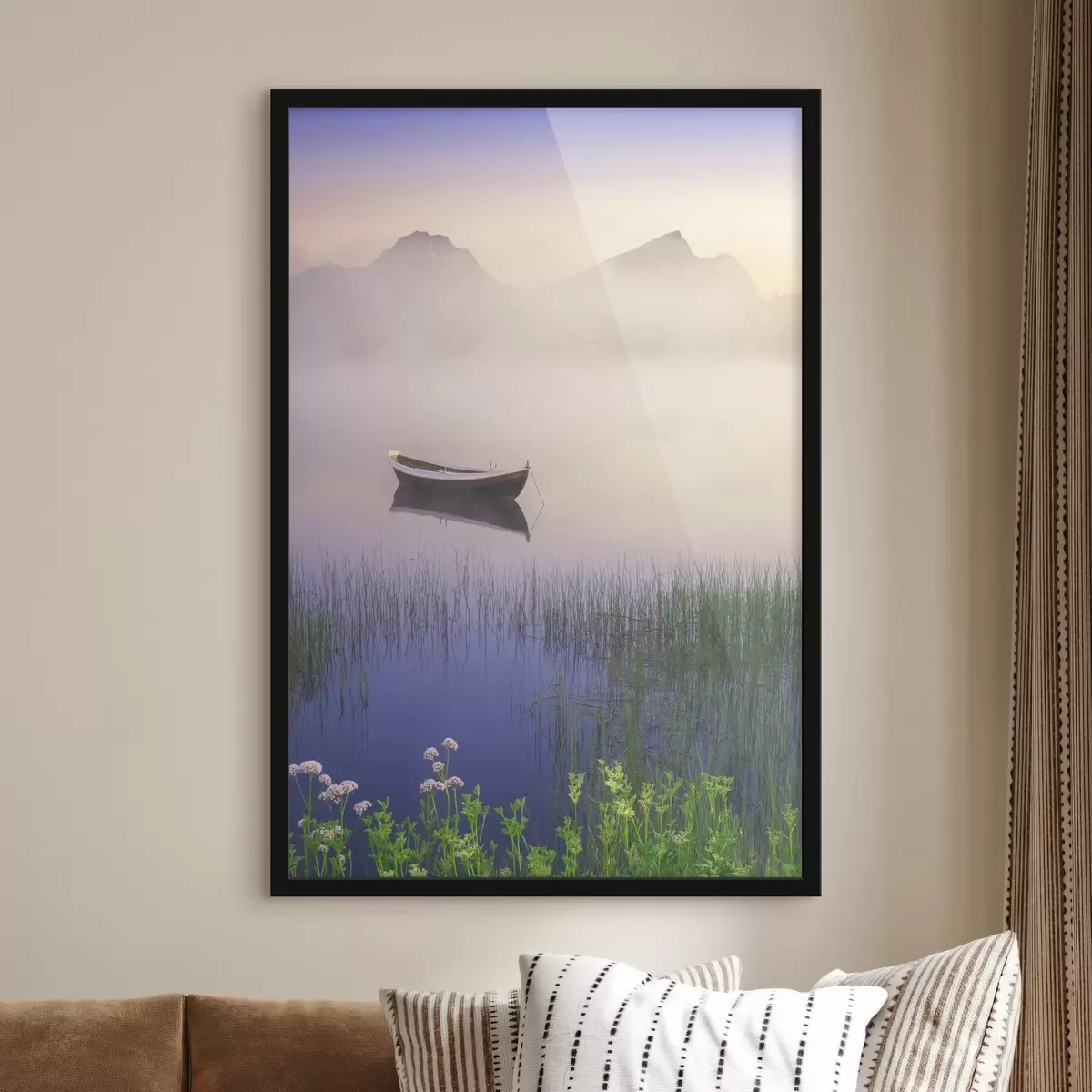 Poster Barca su un lago con erba e montagne sullo sfondo f37622