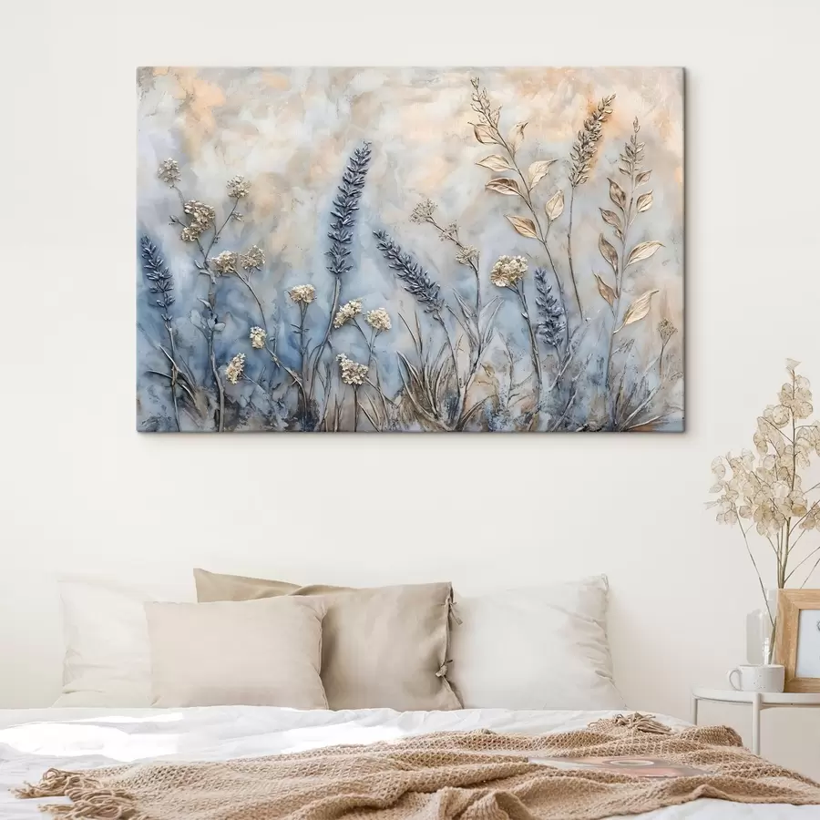 carta da parati Un campo di vari fiori selvatici e piante nei toni del blu, del bianco e del beige su uno sfondo morbido e nebuloso nr. s42214