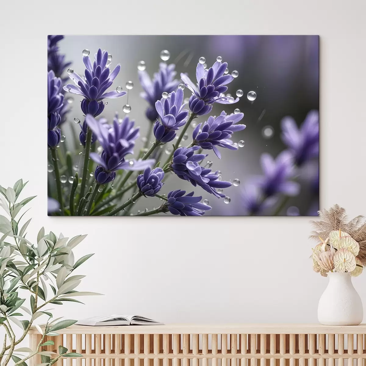 carta da parati Fiori di lavanda viola con gocce d'acqua sui petali, su sfondo sfocato nr. s42229