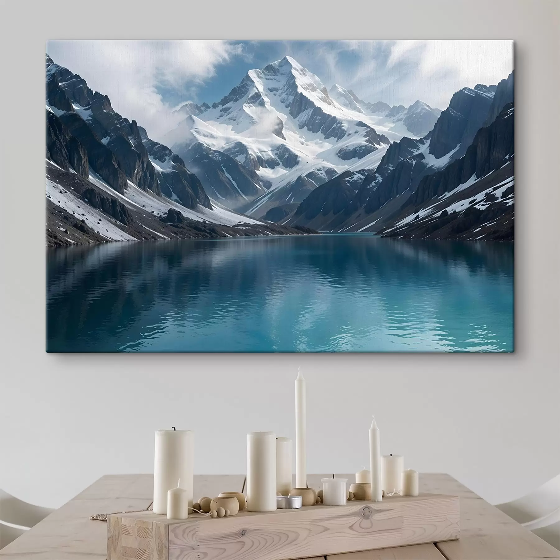 carta da parati Una vetta innevata che si riflette in un lago sereno e turchese, circondato da un terreno roccioso e da nuvole spettacolari nr. s42232