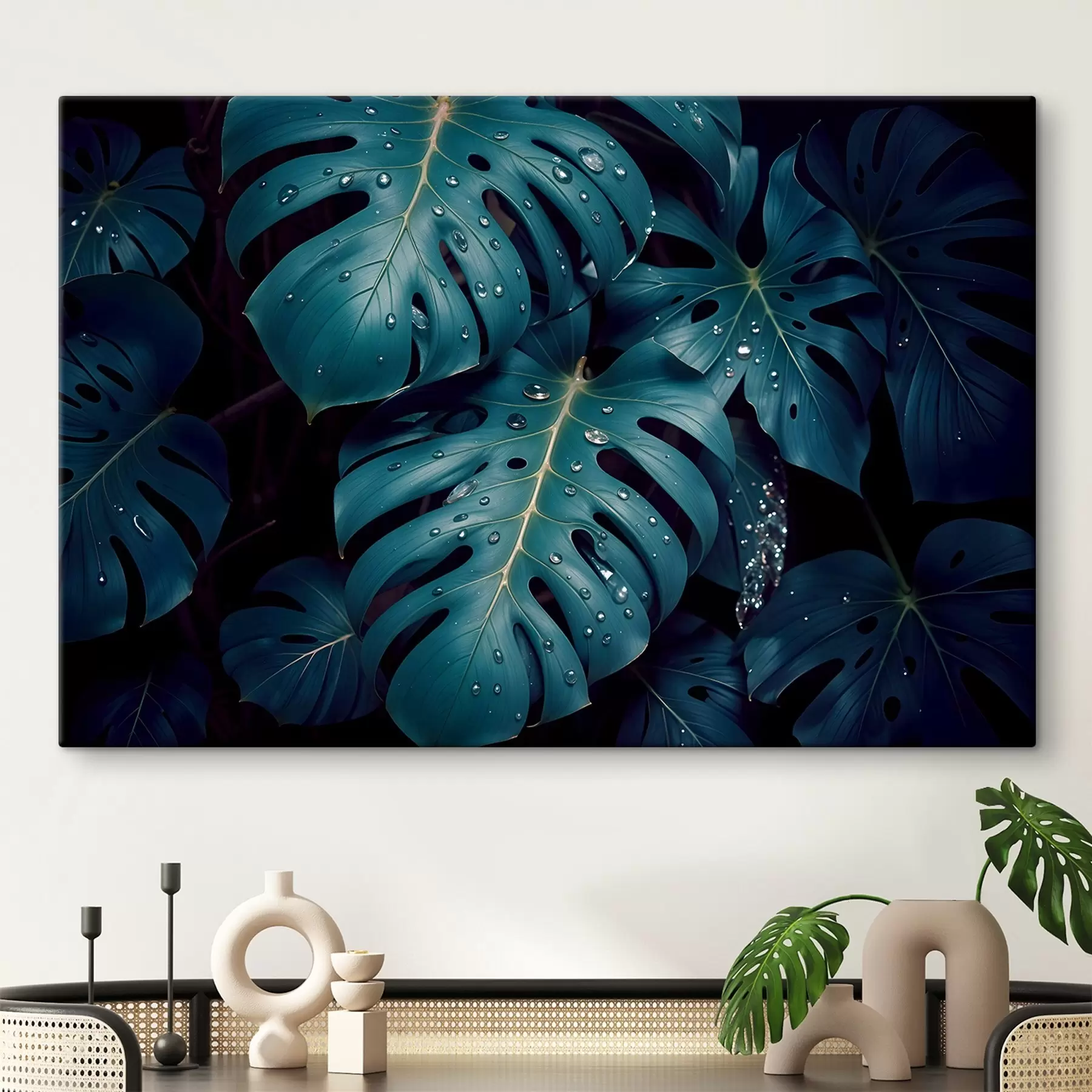 carta da parati Lussureggianti foglie di monstera tropicale con gocce d'acqua su uno sfondo scuro, creando una stampa lunatica e d'atmosfera nr. s42233