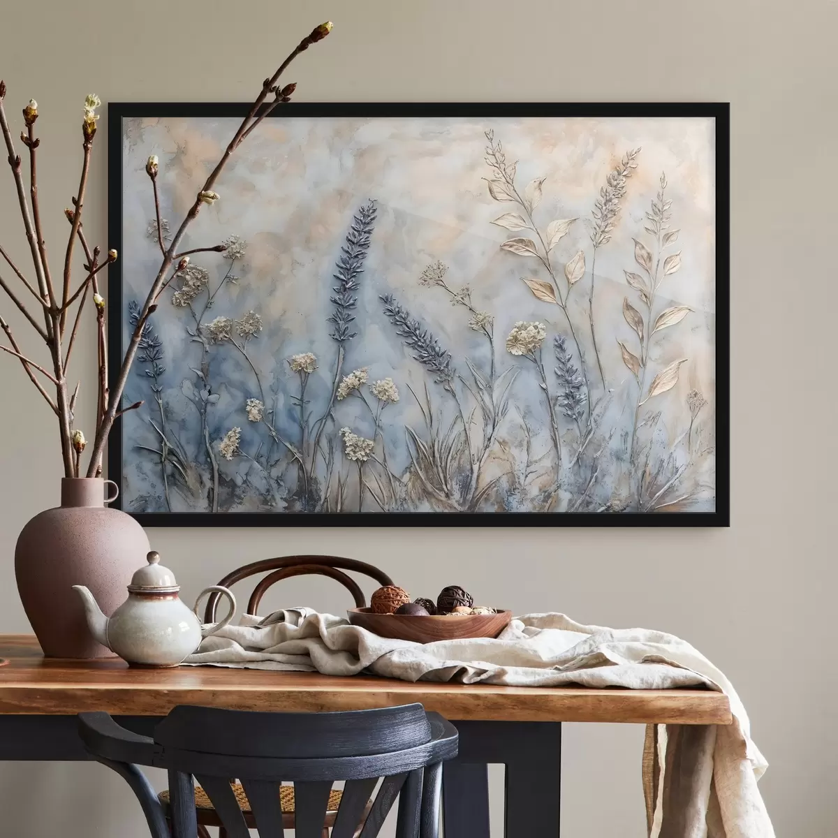 Poster Un campo di vari fiori selvatici e piante nei toni del blu, del bianco e del beige su uno sfondo morbido e nebuloso f42214