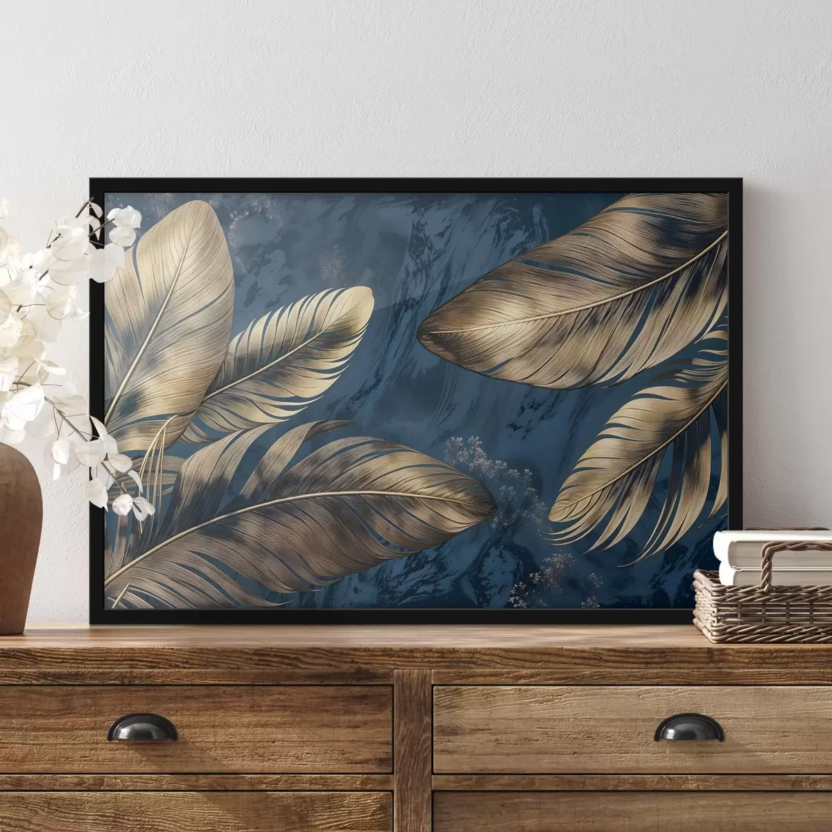 Poster Piume decorative astratte gialle e beige che fluttuano su uno sfondo testurizzato blu scuro f42218