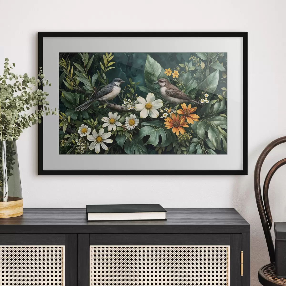 Poster Piccoli uccelli appollaiati sui rami circondati da un rigoglioso fogliame tropicale, con grandi foglie verdi e fiori colorati f42220