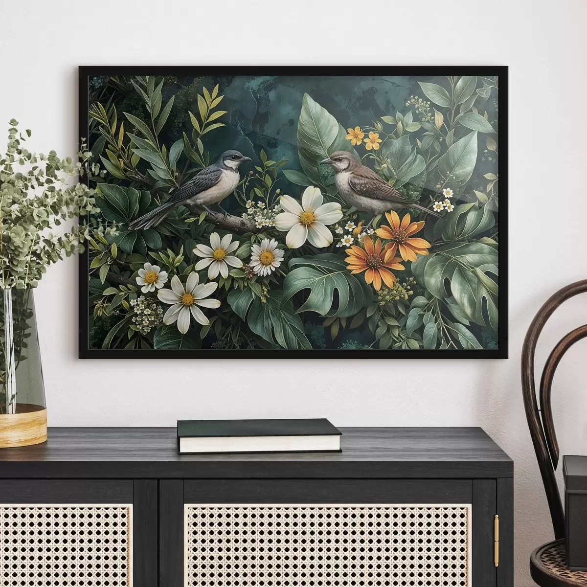 Poster Piccoli uccelli appollaiati sui rami circondati da un rigoglioso fogliame tropicale, con grandi foglie verdi e fiori colorati f42220