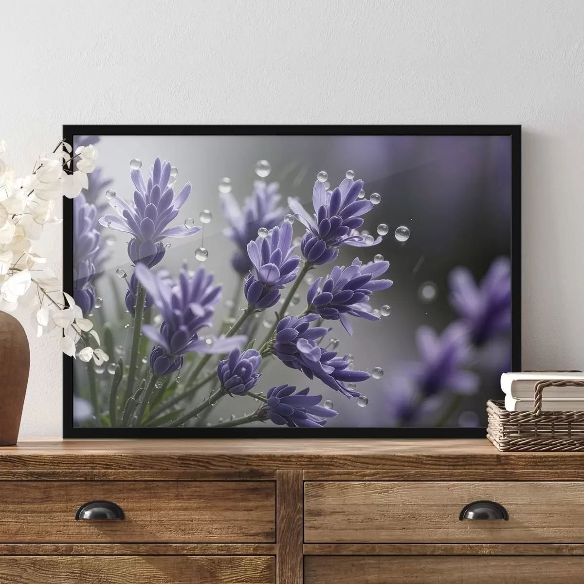 Poster Fiori di lavanda viola con gocce d'acqua sui petali, su sfondo sfocato f42229