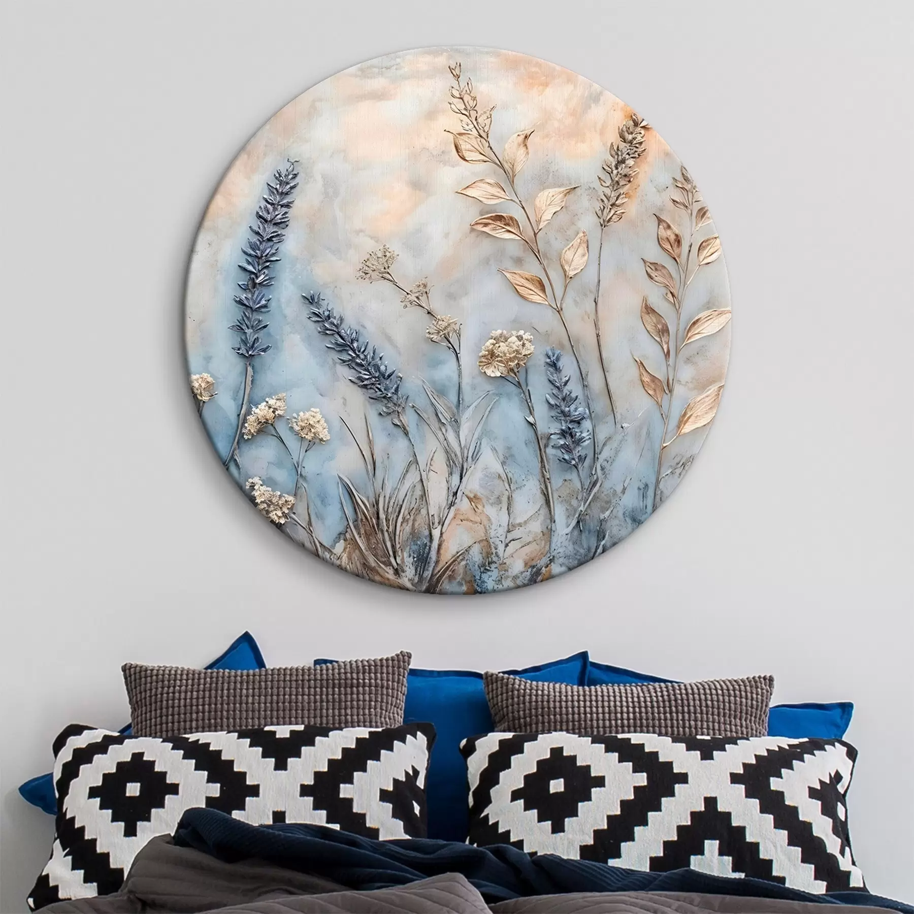 carta da parati Un campo di vari fiori selvatici e piante nei toni del blu, del bianco e del beige su uno sfondo morbido e nebuloso nr. r42214