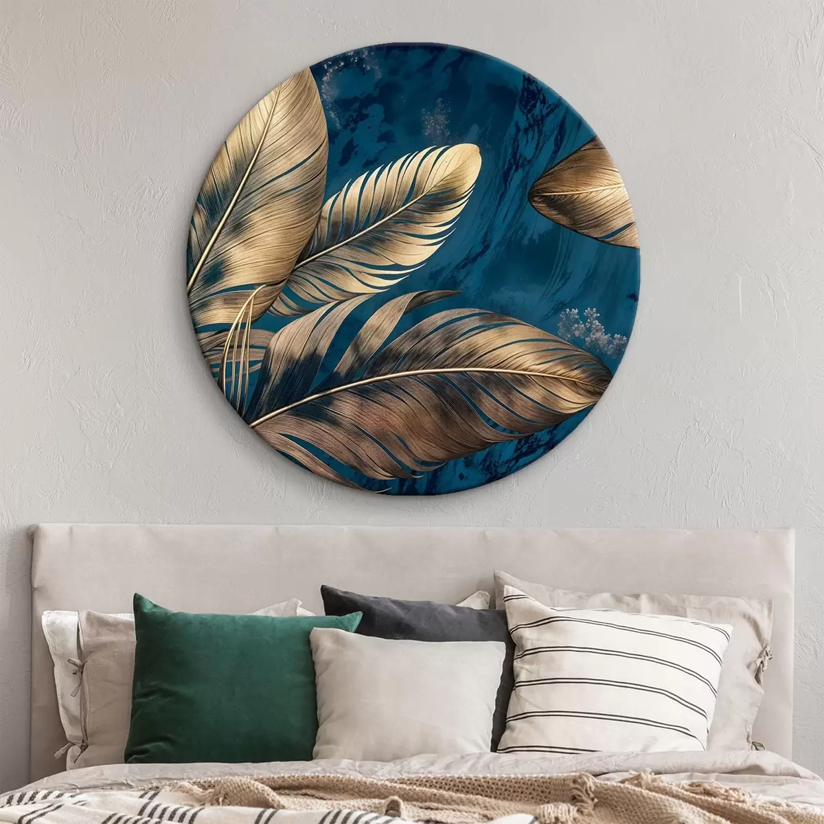 Quadri rotondi Piume decorative astratte gialle e beige che fluttuano su uno sfondo testurizzato blu scuro r42218