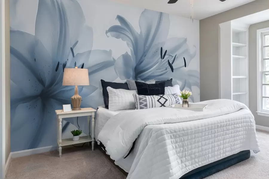 Carta da parati Floreale Primo piano soft focus di fiori di giglio blu minimalista su uno sfondo chiaro n. w08586