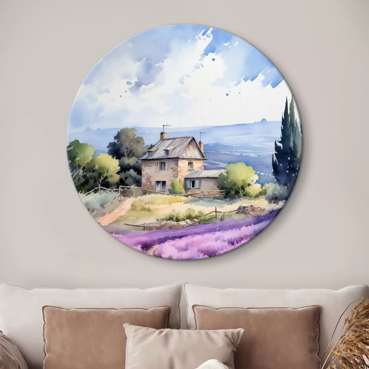 Quadri rotondi Casa di campagna con montagne sullo sfondo vicino a un campo di lavanda r41012