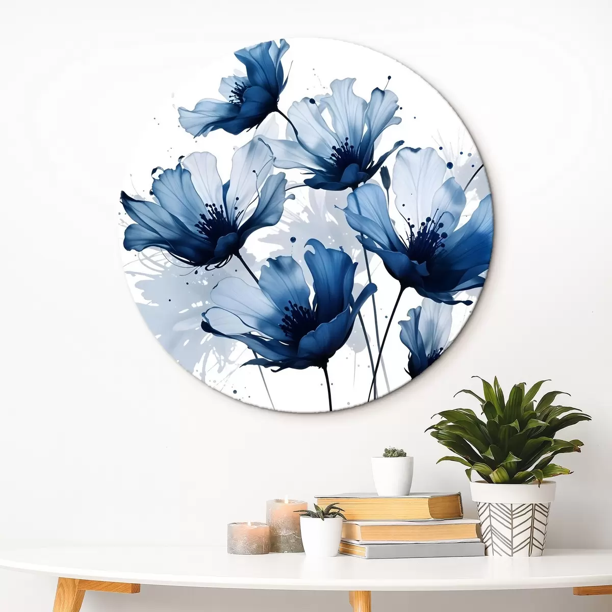 Quadri rotondi Grandi fiori astratti bianchi e blu con petali morbidi e sfocati su sfondo bianco r41082
