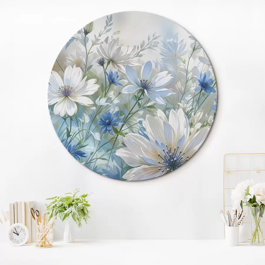carta da parati Campo di fiori bianchi e blu simili a margherite con foglie e steli verdi su uno sfondo morbido e sfocato nr. r41086