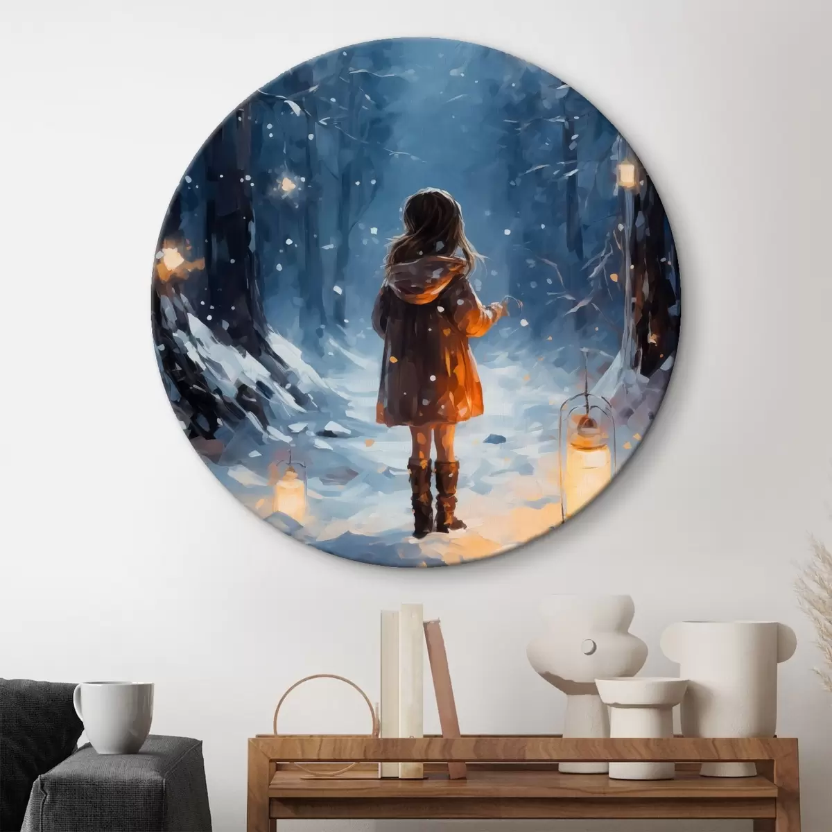 Quadri rotondi Ragazza nella foresta invernale notturna tra alberi e lanterne r41277