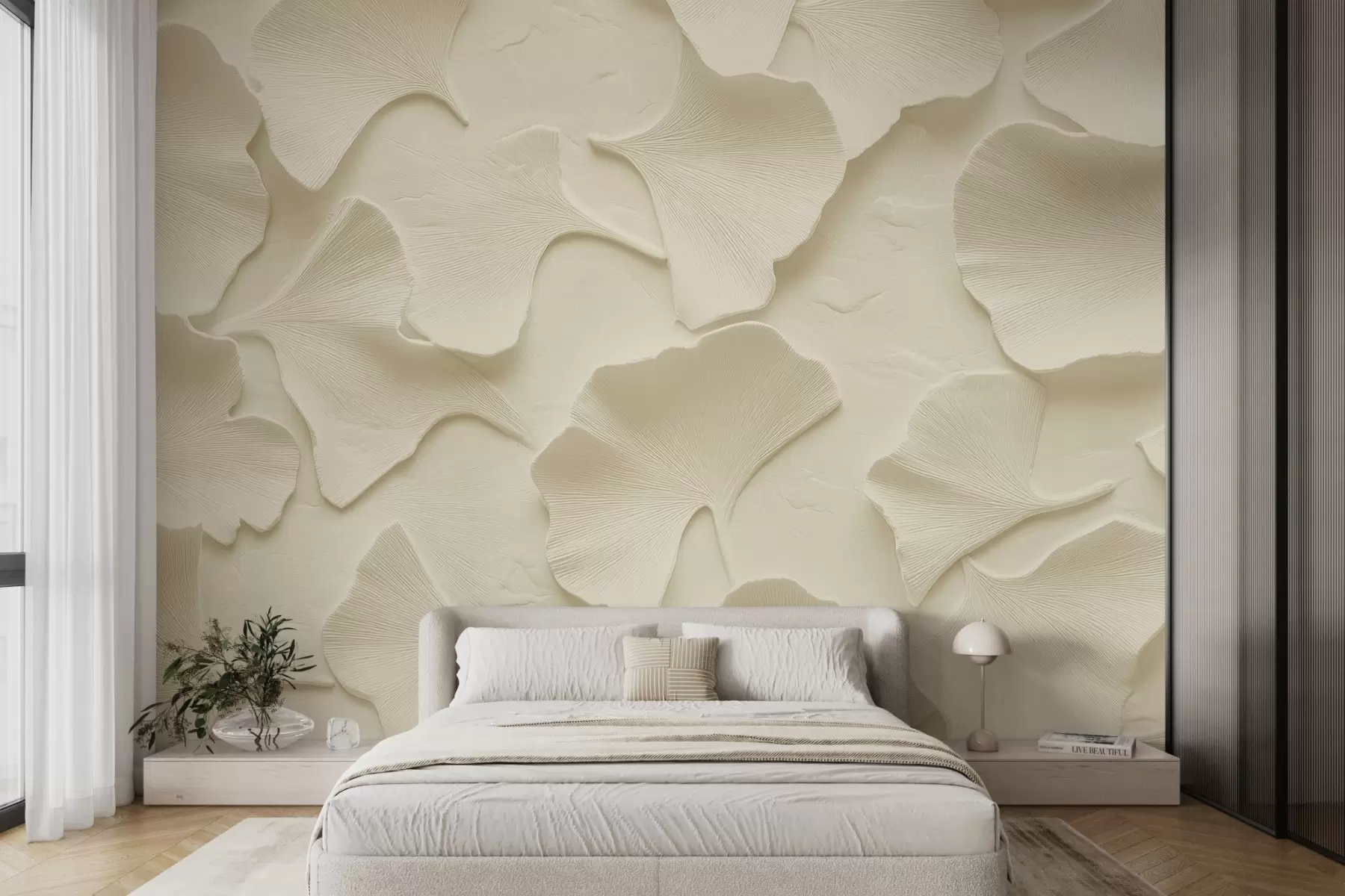 Carta da parati nature Stucco con delicato rilievo di foglie di ginkgo su un morbido fondo beige 