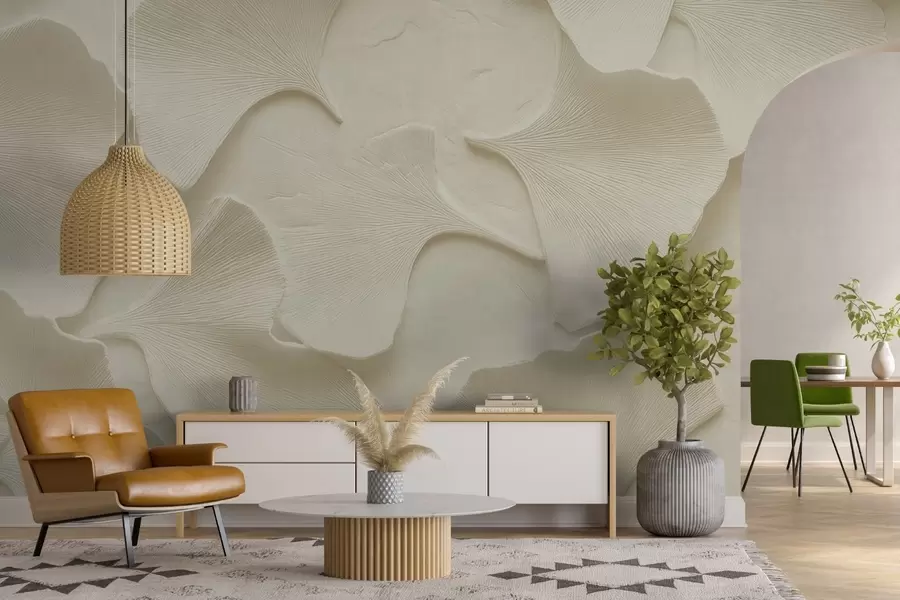 Carta da parati nature Stucco con delicato rilievo di foglie di ginkgo su un morbido fondo beige 