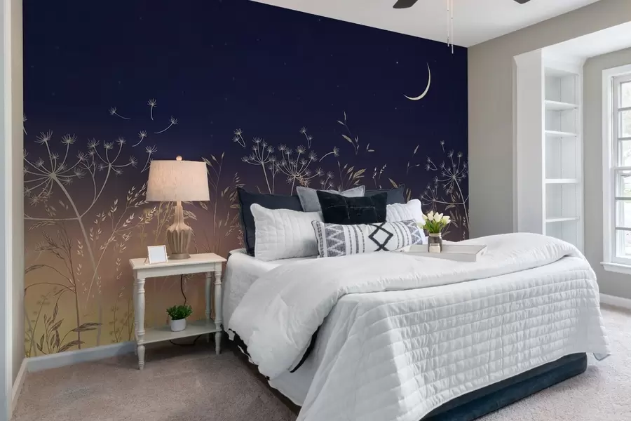 carta da parati Dente di leone con fiori di campo su uno sfondo di tramonto con cielo azzurro e luna nr. w08567