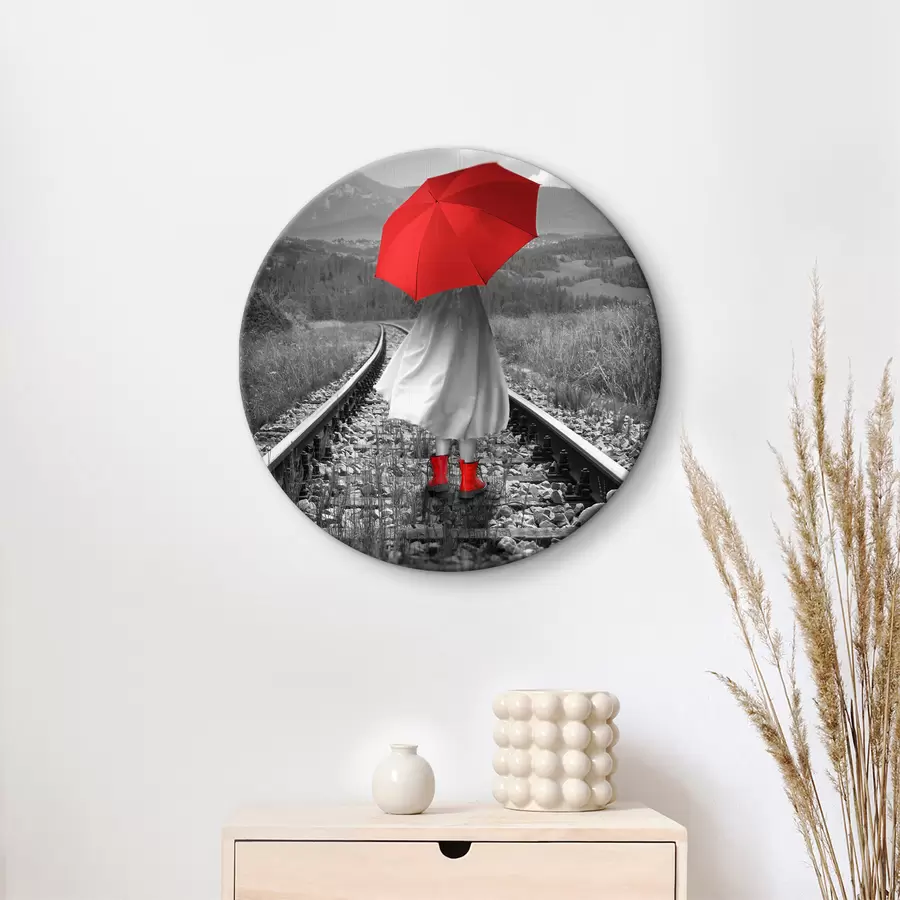 carta da parati Persona con un ombrello rosso sui binari della ferrovia nr. r37301