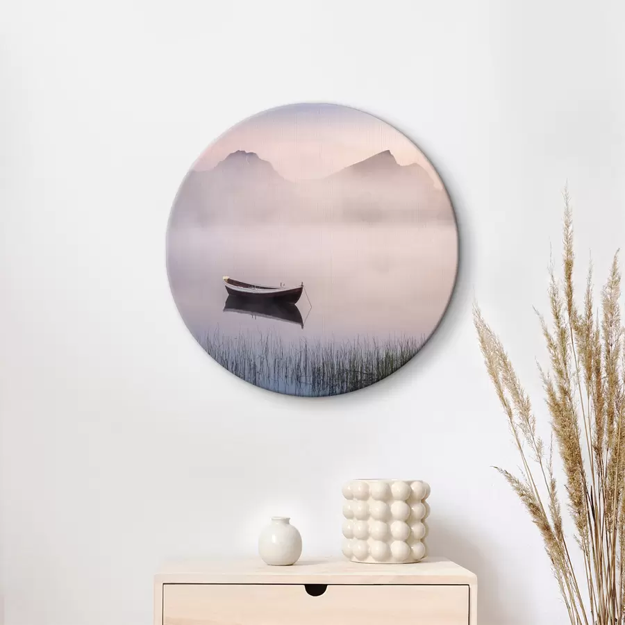 carta da parati Barca su un lago con erba e montagne sullo sfondo nr. r37622