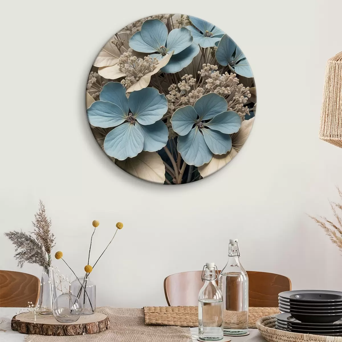 Quadri rotondi Primo piano di fiori blu e bianchi con petali morbidi e sfocati su uno sfondo marrone r39517