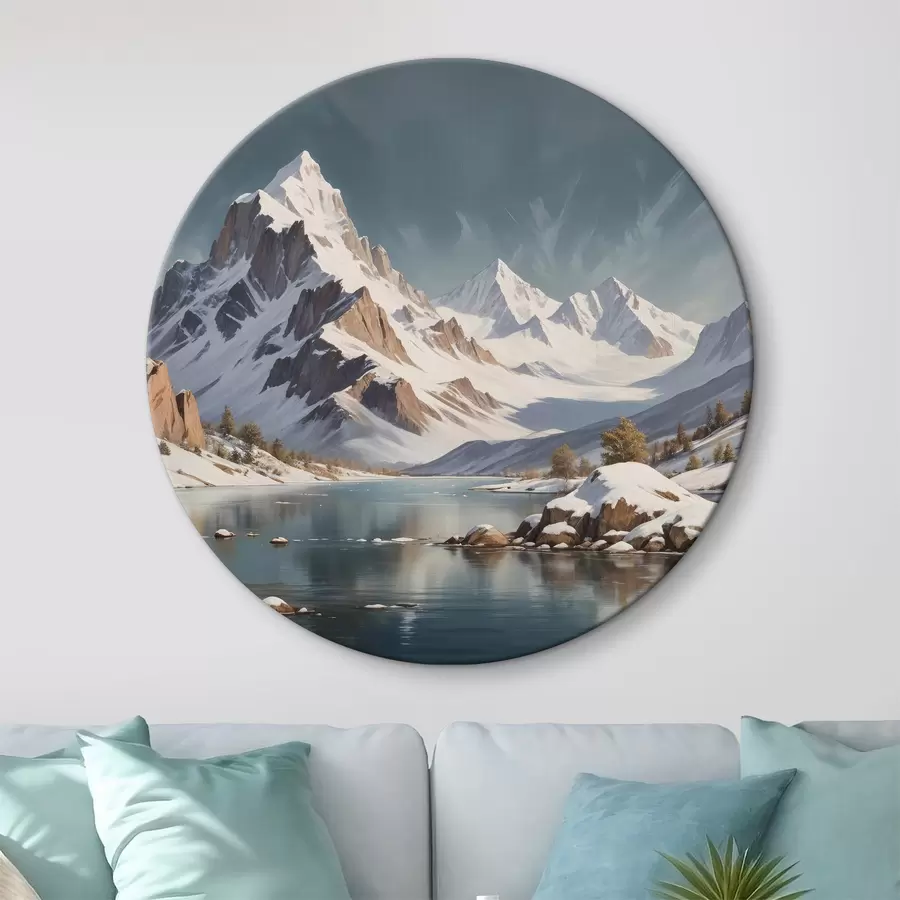 carta da parati Una catena montuosa innevata riflessa in un lago tranquillo, con barche che galleggiano sull'acqua e un cielo drammaticamente nuvoloso nr. r40551