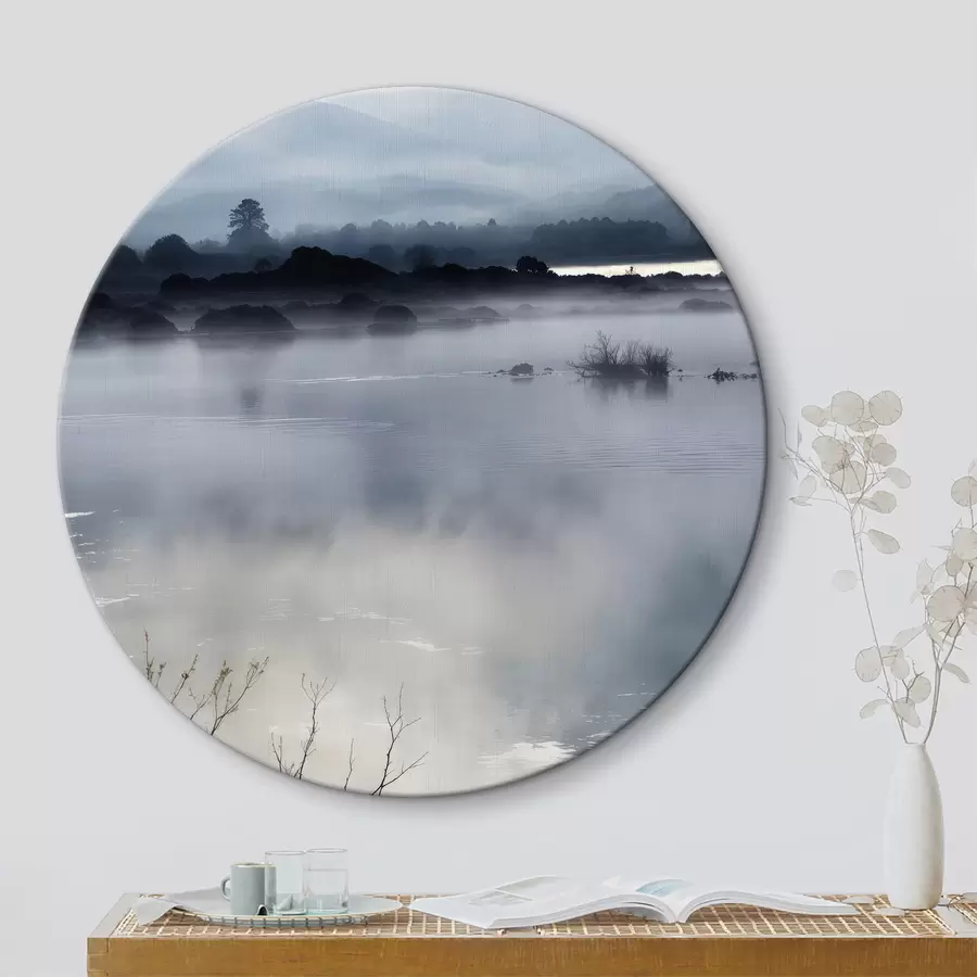 carta da parati Un lago nebbioso circondato da sagome di colline e alberi sullo sfondo, con una superficie calma e riflettente nr. r40552