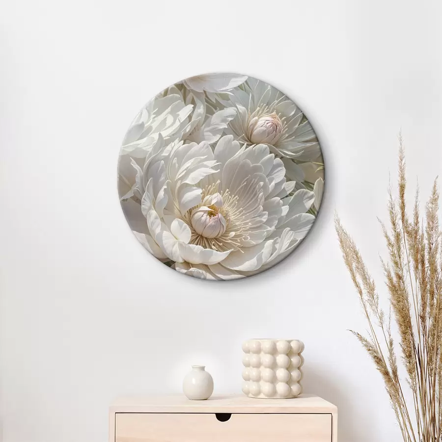 carta da parati Un primo piano di alcuni grandi fiori di peonia bianca con petali morbidi e delicati e centri di colore giallo brillante nr. r40575