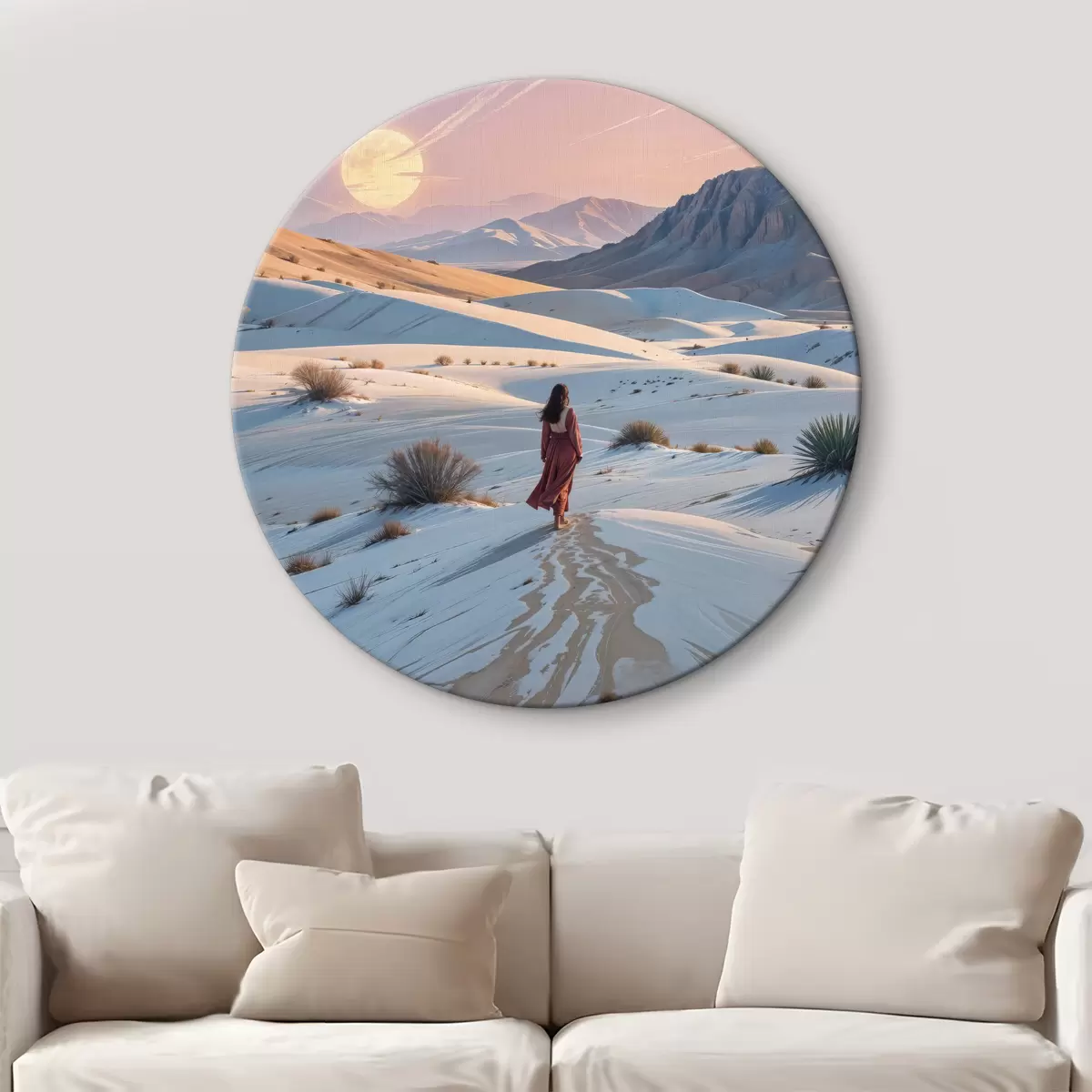 Quadri rotondi Donna in abito rosso in un paesaggio desertico con una montagna sullo sfondo e dune r40603