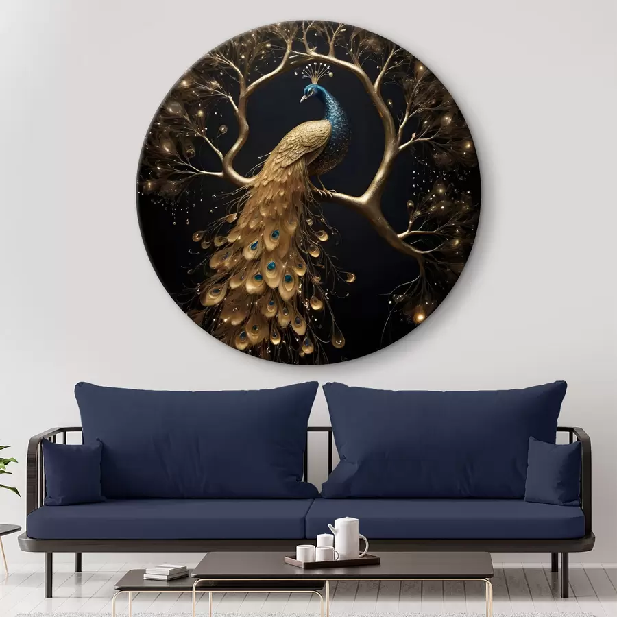 carta da parati Pavone con piume vivaci seduto su un ramo su uno sfondo scuro con alberi luminosi nr. r40612