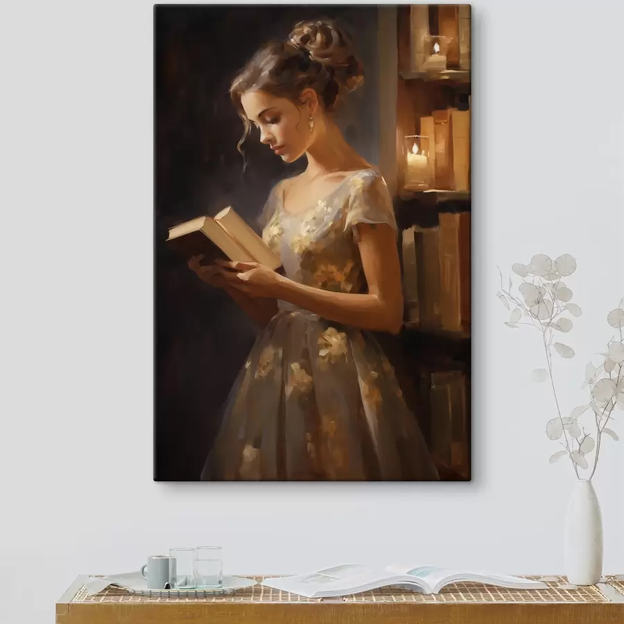carta da parati Una giovane donna in abito elegante legge un libro in un'atmosfera suggestiva, circondata da librerie e dalla luce soffusa delle candele. nr. s42570
