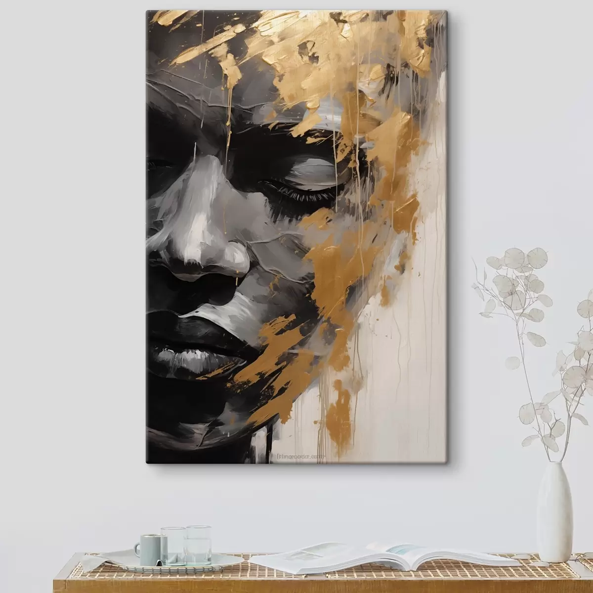 carta da parati Un ritratto astratto di donna in bianco e nero con pennellate audaci e dai colori caldi che aggiungono contrasto e profondità emotiva. nr. s42622