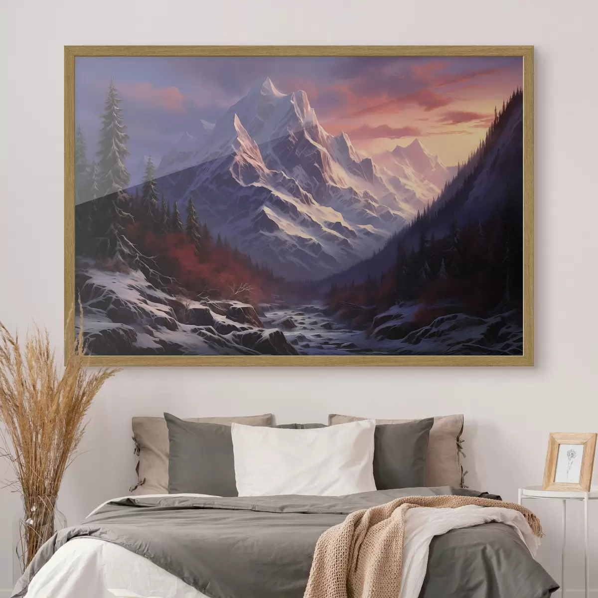 Poster Un paesaggio montano mozzafiato al tramonto con cime innevate, pini scuri e morbide sfumature rosa-viola nel cielo f42566