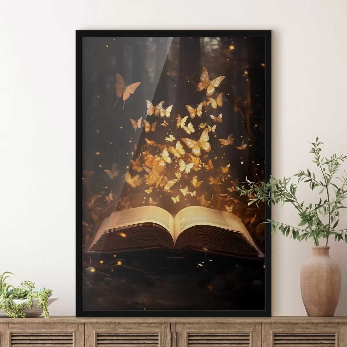 Poster Un libro aperto da cui emergono farfalle luminose che brillano in raggi di luce in una foresta buia e magica. f42573