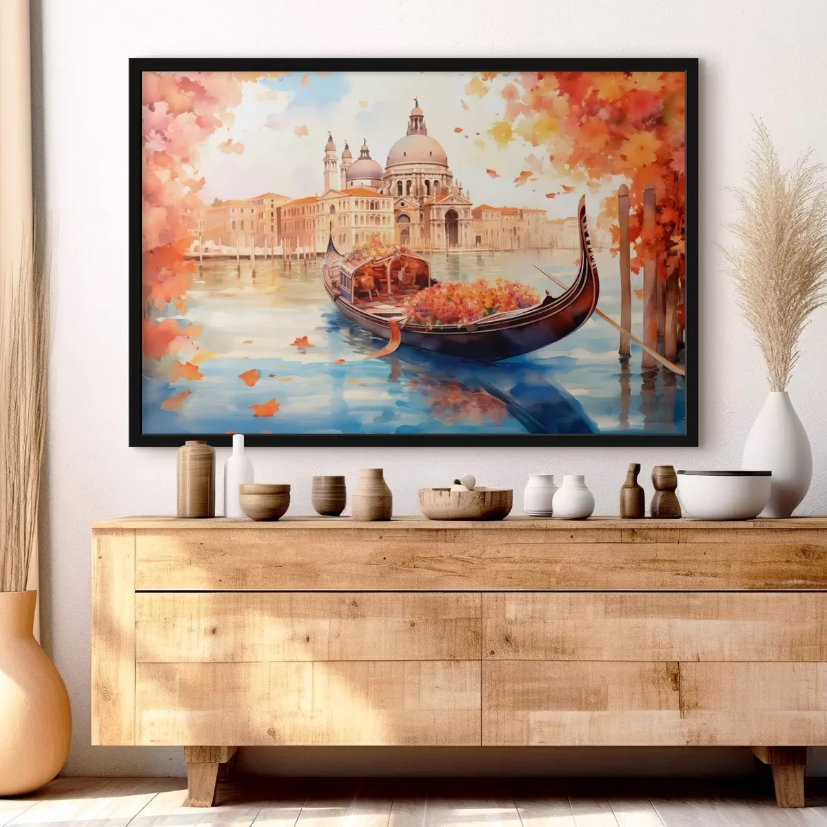 Poster Una veduta autunnale di Venezia con una gondola circondata da foglie arancioni e rosse, con i riflessi degli edifici nell'acqua calma del canale. f42576