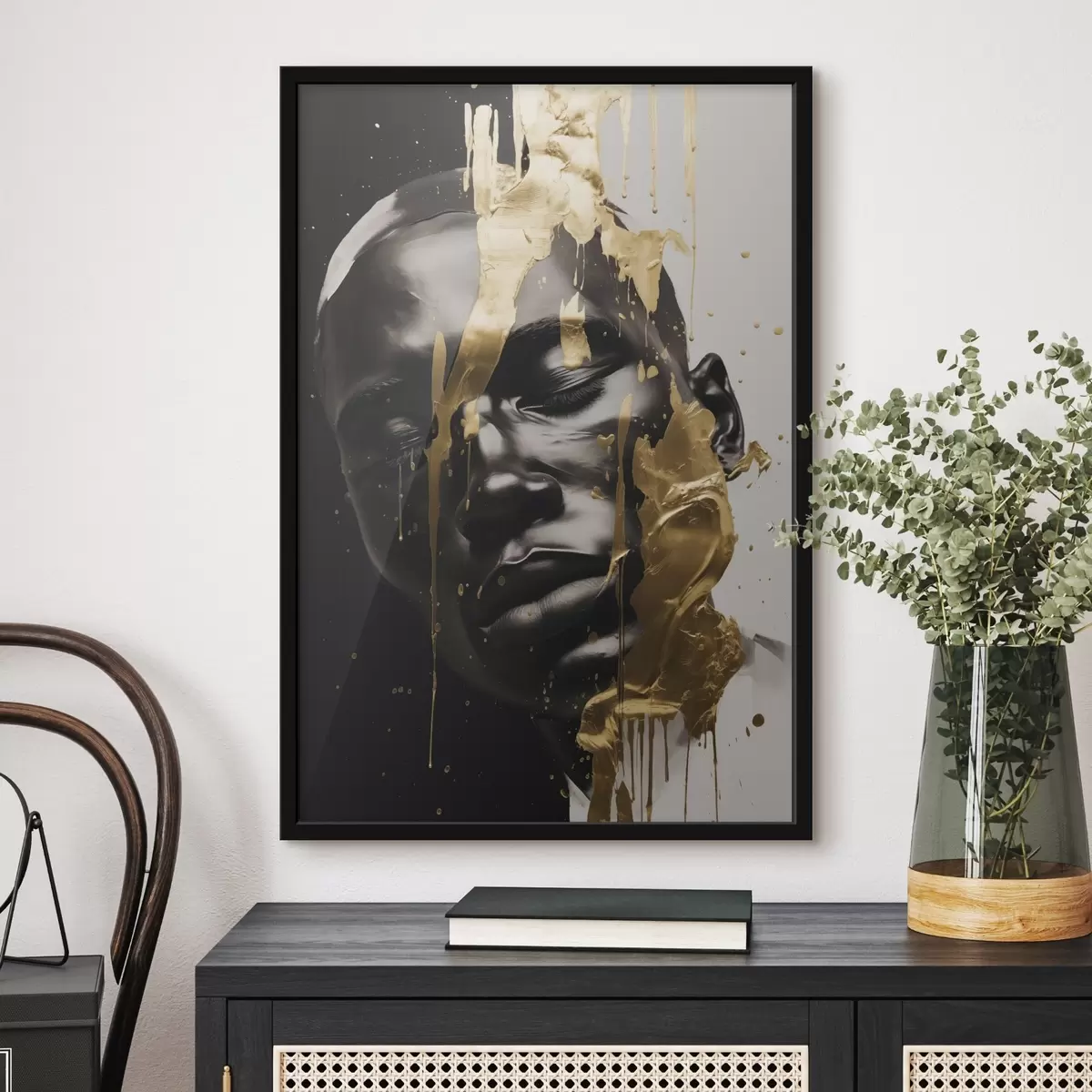 Poster Un ritratto astratto di un uomo dai toni morbidi del bianco e nero, evidenziato da pennellate luminose dai colori caldi che creano un effetto dinamico. f42623