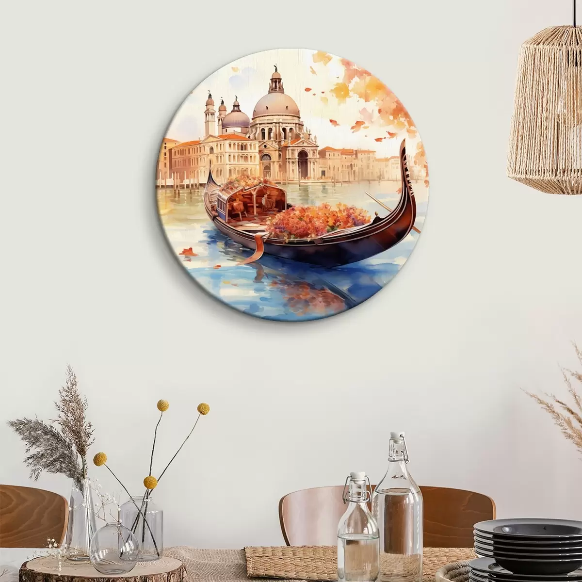 Quadri rotondi Una veduta autunnale di Venezia con una gondola circondata da foglie arancioni e rosse, con i riflessi degli edifici nell'acqua calma del canale. r42576