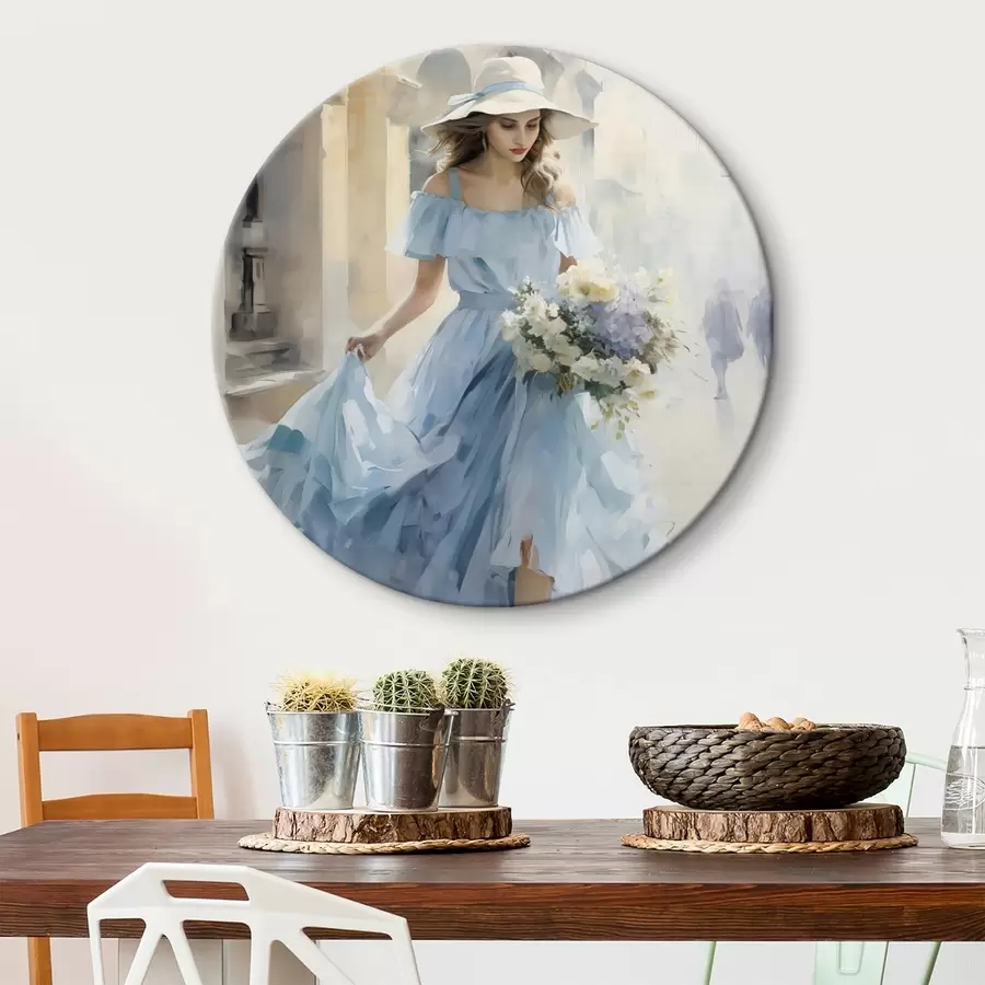 carta da parati Un'elegante ragazza in abito azzurro e cappello passeggia per la città, tenendo in mano un bouquet di fiori, in uno stato d'animo leggero e romantico. nr. r42580