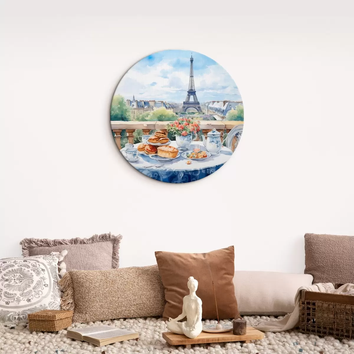 Quadri rotondi Una romantica vista sulla Torre Eiffel da un balcone con una tavola imbandita di dolci, tè e fiori in un'atmosfera estiva. r42579