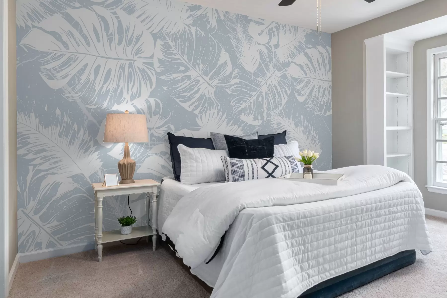 Carta da parati nature Sagome di foglie bianche su uno sfondo strutturato 